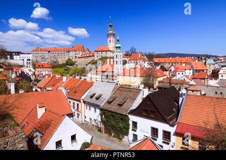 Cesky Krumlov, Boemia, Repubblica Ceca : vista panoramica della città vecchia e il Castello di Krumlov. Foto Stock