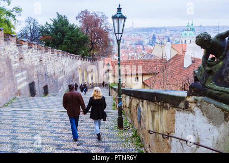 Coppia al vecchio castello passi, Praga, Repubblica Ceca Foto Stock