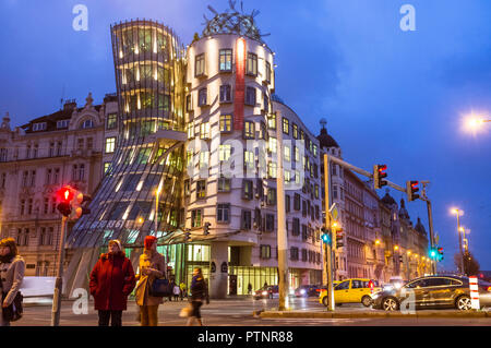 Edificio Nationale-Nederlanden (aka la Casa Danzante) da Frank Gehry e Vlado Milunić. Praga, Repubblica Ceca Foto Stock