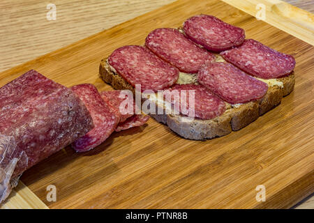 Sandwich fatti in casa con la carne e il pane sulla tavola Foto Stock