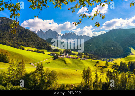 Val di Funes Santa Maddalena chiesa vista sulle Odle e montagne, Dolomiti Alpi. Trentino Alto Adige Sud Tirolo, Italia, Europa Foto Stock