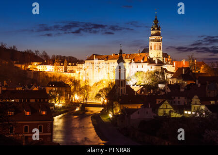 Cesky Krumlov, Boemia, Repubblica Ceca : vista notturna dell'illuminato il castello di Krumlov e Unesco di cui la città vecchia. Foto Stock