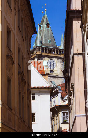 Praga, Repubblica Ceca : torre dell'orologio del municipio della Città Vecchia presso la Piazza della Città Vecchia Foto Stock