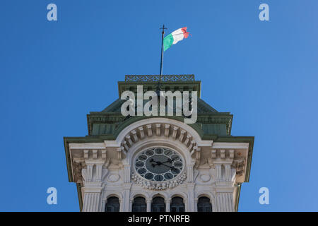 Torre dell Orologio a Trieste con due figure chiamati Micheze e Jacheze che colpiscono la campana - Piazza dell'Unità d'Italia, Trieste, Italia Foto Stock