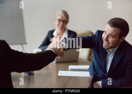 Close up collega entusiasta di dare pugni a sbalzo per il successo Foto Stock