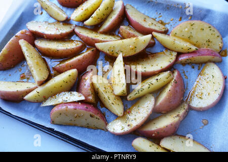 Raw Spicchi di patate sul vassoio da forno Foto Stock