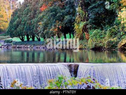 Il lago di riflessioni e una cascata di aggiungere alla bellezza dei colori autunnali nel Vermont, USA. Foto Stock