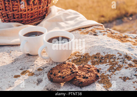 Due tazze di caffè, cioccolato biscotti fatti in casa e igienico. Impostazione picnic Foto Stock