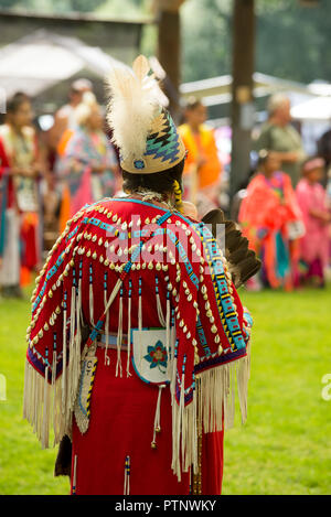 Donna indigena al Tamkaliks Pow Wow in Wallowa, Oregon. Foto Stock