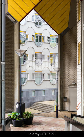 Visualizzare le finestre della Blaaktoren, anche noto con il soprannome di Het Potlood (matita) da Cube Case cortile. B Foto Stock