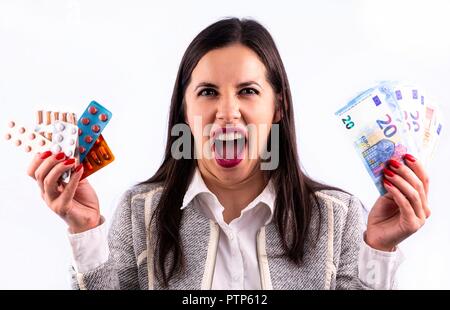 Colorate differenti pillole e capsule in blister in mani di urlando giovane donna. Cerca directrly nella fotocamera. Studio shot isolato su un wh Foto Stock