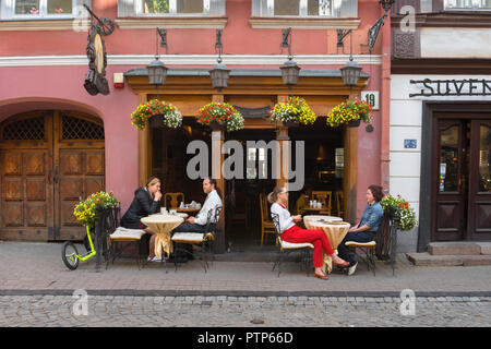 La città vecchia di Vilnius, vista di giovani seduto fuori da un bar in Pilies Gatve - La direttrice principale nel centro della città vecchia di Vilnius, Lituania. Foto Stock