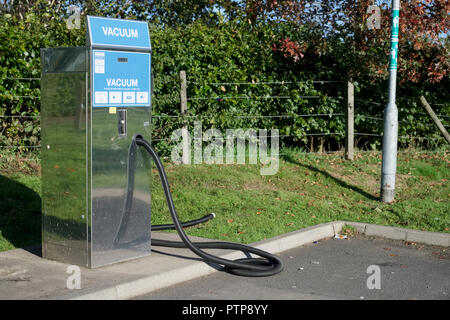 Vuoto aria a garage auto stazione di benzina per pulire il veicolo pagare presso la macchina Foto Stock