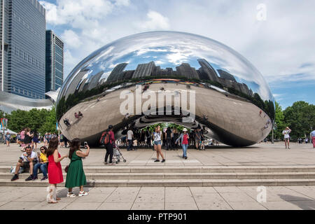 Scultura di mirroring del Cloud Gate, il fagiolo, dall artista britannico Anish Kapoor, Millennium Park di Chicago, Illinois, Stati Uniti d'America Foto Stock