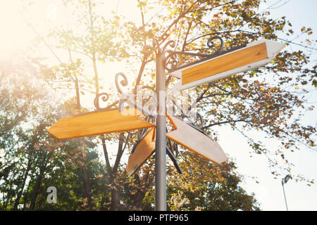 Metallo bianco e legno segnaletica, vuoto guidepost, segno su sfondo naturale ; multi-direzione guidepost Foto Stock