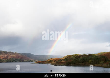 Rainbow dark sky tempesta e luce dalla somma a Loch Melfort argyll Scozia occidentale in autunno Foto Stock