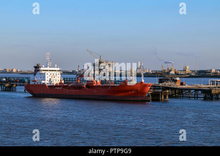 Autocisterna di carburante nave ormeggiata nei pressi di una raffineria di petrolio sul Humber Estuary in nord-est Inghilterra. Foto Stock