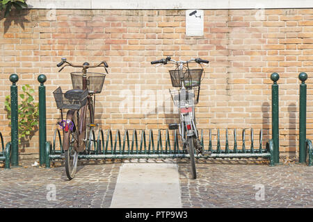 Le biciclette parcheggiate su strada in città Foto Stock