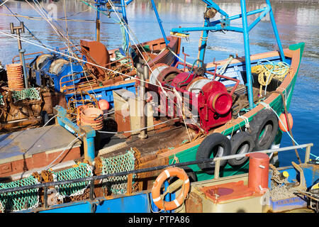 La pesca a strascico barca colori luminosi illuminate dal sole al porto dock sulla costa del mare Foto Stock