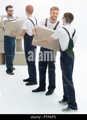 Foto di lavoratori che passano ogni altre caselle quando cappelli mobili. Foto Stock