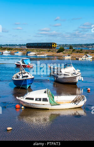 COCKWOOD, STARCROSS, Devon, Regno Unito - Primo grande classe occidentale 150 Sprinter 150249 treno passa al porto di Cockwood sull'Exe estuario. Foto Stock