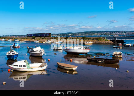 COCKWOOD, STARCROSS, Devon, Regno Unito - 03Oct2018 prima di Great Western classe 150 Sprinter 150267 treno passa al porto di Cockwood sull'Exe estuario. Foto Stock