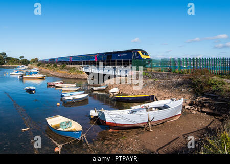 COCKWOOD, STARCROSS, Devon, Regno Unito - Primo grande Western classe 43 Treno ad alta velocità 43053 passa al porto di Cockwood sull'Exe estuario. Foto Stock