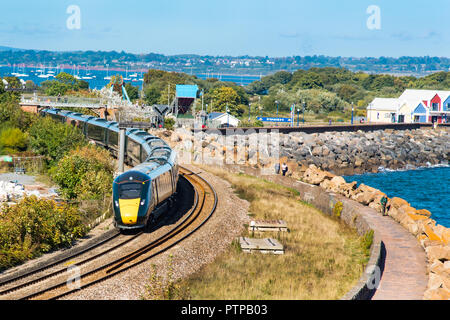 DAWLISH WARREN, Devon, Regno Unito - 03Oct2018: GWR 800/802 Classe Treno ad alta velocità si avvicina Dawlish Warren stazione. Foto Stock