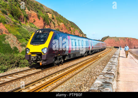 DAWLISH, Devon, Regno Unito - 3OCT2018: Arriva il Cross Country 220 Classe Treno ad Alta Velocità che viaggiano a nord lungo la parete del mare a Dawlish. Il Langstone roccia possono Foto Stock