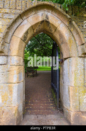 Ingresso alle mura in pietra di Cotswold al giardino commemorativo Ernest Wilson, Chipping Campden, Inghilterra Foto Stock