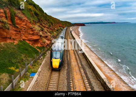 DAWLISH, Devon, Regno Unito - 04Oct2018: GWR 800/802 Classe Treno ad alta velocità a nord della stazione a Dawlish. Foto Stock