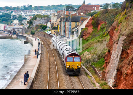 DAWLISH, Devon, Regno Unito - 04Oct2018: DB Cargo UK, classe 66 elettrica Diesel locomotiva merci n. 66013 appena a nord della stazione a Dawlish. Foto Stock