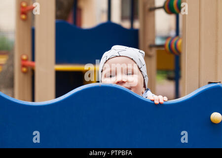 Piccolo bambino gioca su area giochi all aperto. Capretto nel parco giochi Foto Stock