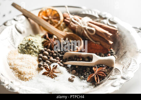 Una varietà di spezie orientali su un bel piatto,isolati su sfondo bianco, concetto di cibo piccante e spezie Foto Stock
