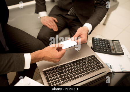 Close up. business partner per lo scambio di biglietti da visita Foto Stock