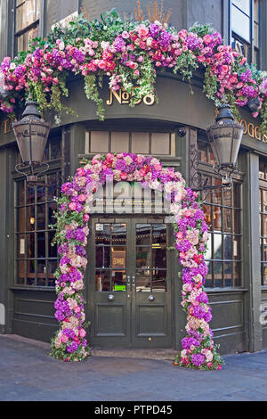 London, Westminster un decorativo display floreale al signor Fogg's Tavern in St Martin's Lane. Foto Stock