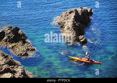 Almeria, Spagna - 22 Settembre 2018: persone che praticano il canottaggio in estate su sirene Reef in Cabo de Gata Almeria, Spagna Foto Stock