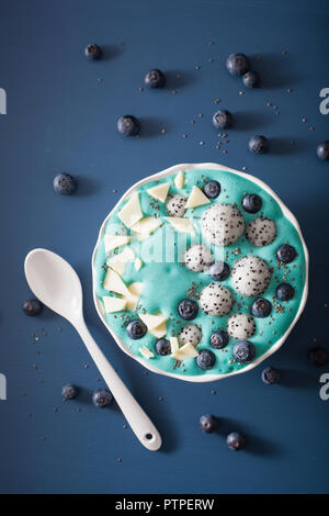 Blu sani spirulina smoothie ciotola con mirtillo, cioccolato bianco, dragon frutta, semi di Chia Foto Stock