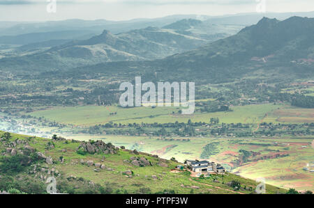 Ezulwini Valley in Swaziland eSwatini nello Swaziland, belle montagne, alberi e rocce nella pittoresca valle verde tra Mbabane e città Manzini Foto Stock