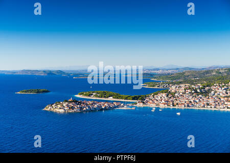Bella foto aerea di Primosten Dalmazia, Croazia, Europa. Bella natura e paesaggio sulla soleggiata giornata d'estate al mare Adriatico e sulla costa. Foto Stock