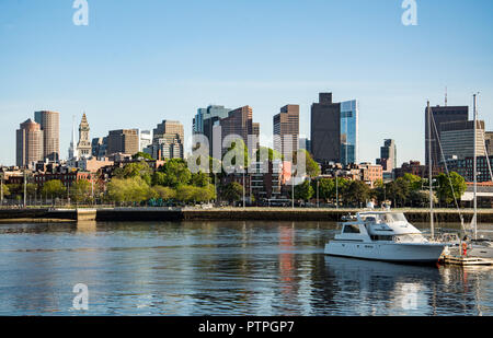 Long Wharf e blocco Customhouse con barche a vela e yacht in Boston Foto Stock