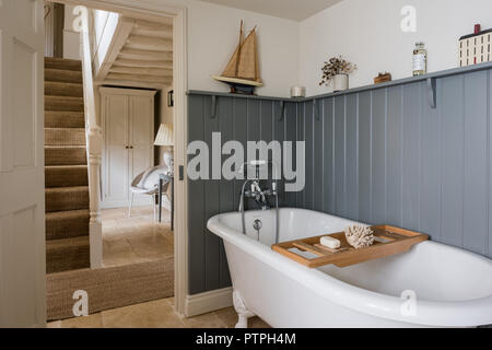 Bianco bagno indipendente con la cremagliera e ornamenti sul ripiano nel XVIII secolo Norfolk cottage Foto Stock