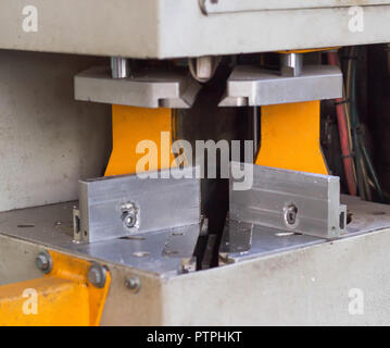 Produzione di finestre in pvc, incollaggio di angoli di plastica di windows, la macchina per la produzione di infissi in PVC Foto Stock