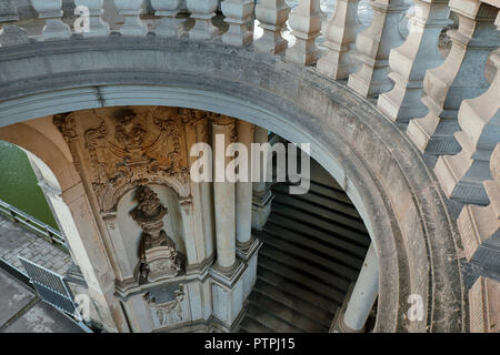 Vecchio antichi archi e scale di Zwinger galleria d'arte e museo di Dresda, in Germania. Foto Stock