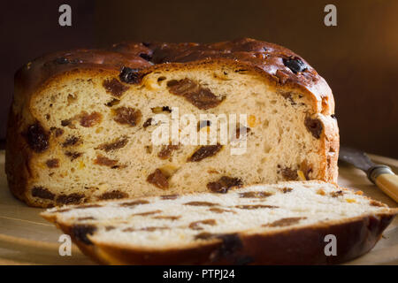 Barmbrack o bairin breac un irlandese tradizionale pane di frutta fatta con uva sultanina e uva passa spesso mangiati imburrata per il tè del pomeriggio Foto Stock