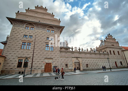 Praga Repubblica Ceca, Settembre 15, 2017: Schwarzenbersky Palace a Hradcany Piazza con pochi turisti . Foto Stock