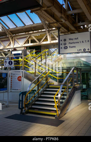 Scala all'interno di Sheffield Mildand stazione ferroviaria, Sheffield South Yorkshire, Inghilterra, Regno Unito Foto Stock