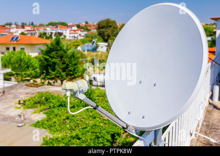 Antenna satellitare piatto è collocata sul tetto della casa, unità esterna. Foto Stock