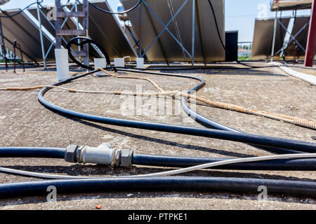 Tubi in plastica per acqua di alimentazione di pannelli ad utilizzando fonti di energia solare sono collocati sul tetto della casa, solare di acqua calda sistema. Moderna tecnologia a risparmio energetico Foto Stock