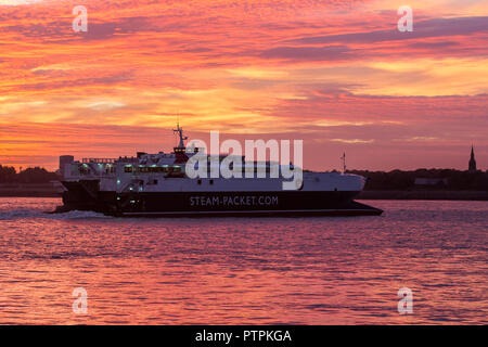 Il vapore-pacchetto Isola di Man traghetto 'Manannan' come esso lascia Liverpool durante un bellissimo tramonto con spazio copia top Foto Stock